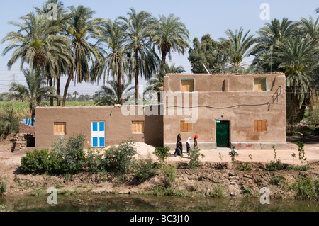 Fiume Nilo in Egitto Agriturismo agricoltore agricoltura campo vecchio villaggio Foto Stock