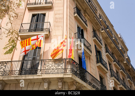 Bandiera della Catalogna, 'Senyera' vola dai balconi di uffici e appartamenti in Barcellona, Spagna. Foto Stock