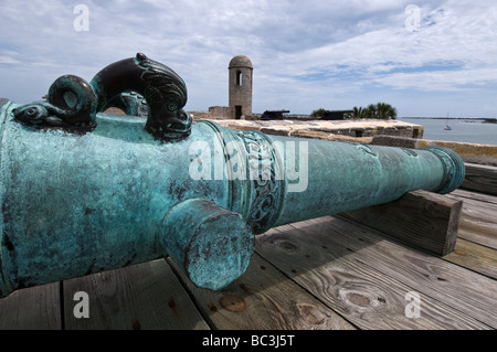 Cannone in ottone sulla pistola superiore Deck trascura Matanzas Baia, il Castillo de San Marcos, Sant'Agostino, Florida Foto Stock