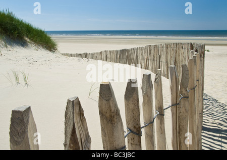 Semplice staccionata in legno proteggendo e conservando le dune di sabbia sulla Fort Mahon spiaggia nord della Francia Foto Stock