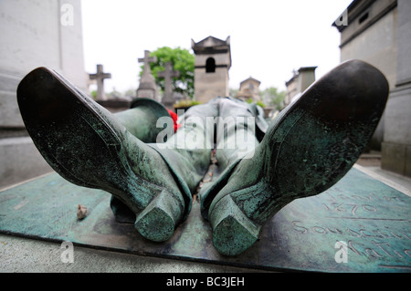 La tomba di Victor Noir, un XIX secolo giornalista assassinato la cui tomba si trova nel cimitero di Pere Lachaise di Parigi, Francia. Foto Stock