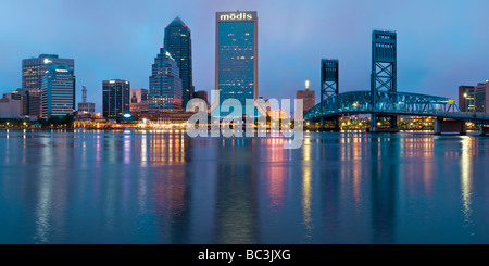 Jacksonville in Florida skyline del centro riflette in St Johns River Foto Stock