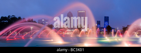 Fontana nel centro cittadino di amicizia Park telai Jacksonville in Florida skyline al tramonto Foto Stock