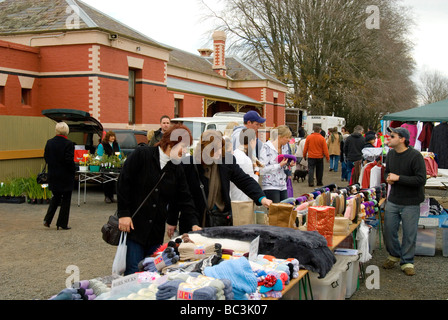 La navigazione banchi del mercato di domenica , Daylesford , Victoria , Australia Foto Stock