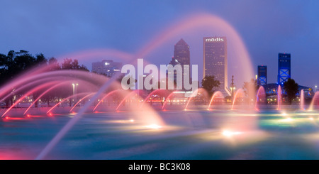Fontana nel centro cittadino di amicizia Park telai Jacksonville in Florida skyline al tramonto Foto Stock