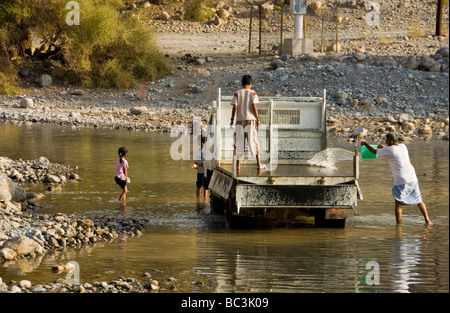 Famiglia auto pulizia a Wadi Ghul Al Dakhiliyah regione Oman Foto Stock