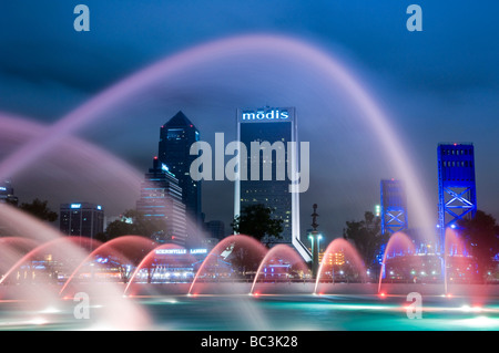 Fontana nel centro cittadino di amicizia Park telai Jacksonville in Florida skyline al tramonto Foto Stock