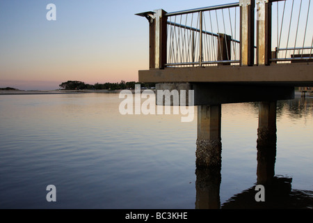 Il molo sul fiume maroochy al tramonto Foto Stock