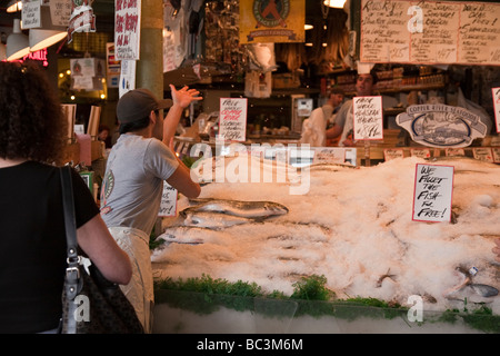 Negozio di pesce presso il Mercato di Pike Place Seattle WA USA Foto Stock