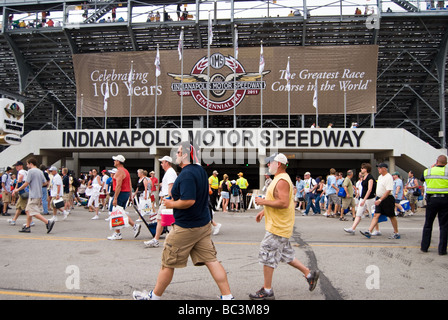 I fan di lasciare la pista dopo il 2009 Indy 500. Foto Stock