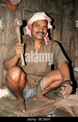 Fabbro al lavoro nel suo workshop sulla Majuli Island, fiume Brahmaputra, Assa, India Foto Stock