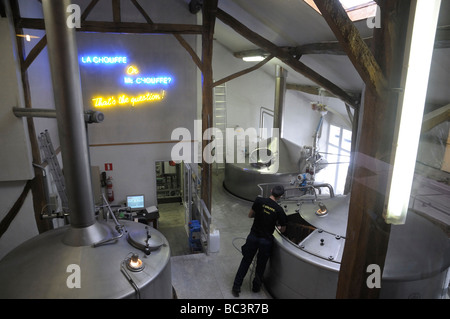 I tini di filtrazione a Lac Chouffre Brewery, la Vallonia, Belgio, con l'insegna al neon in background Foto Stock