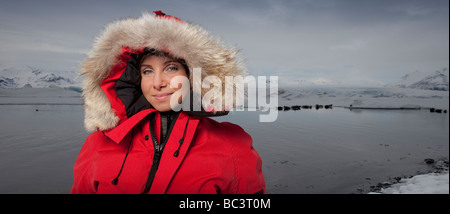 Giovane ragazza in parka guarnizioni in background, Jokulsarlon, Breidamerkurjokull Glacier, Islanda Foto Stock