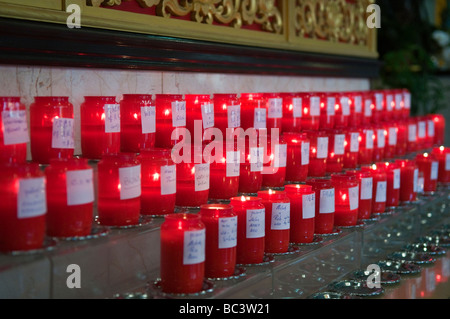 Candele bruciate sull'altare del Tempio buddista Cinese, Fo Guang Shan He Hua (Tempio Zeedijk), Amsterdam, Paesi Bassi Foto Stock