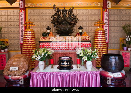 Candele bruciate sull'altare del Tempio buddista Cinese, Fo Guang Shan He Hua (Tempio Zeedijk), Amsterdam, Paesi Bassi Foto Stock