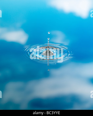 Goccia di acqua nel cielo di nuvole riflettente Foto Stock