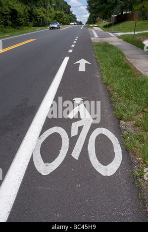 Bicicletta traffico designato lane a Gainesville, Florida. Foto Stock