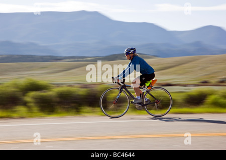 I ciclisti a cavallo tra Salida e Buena Vista in Colorado durante la corsa annuale Rockies tour in bicicletta Foto Stock