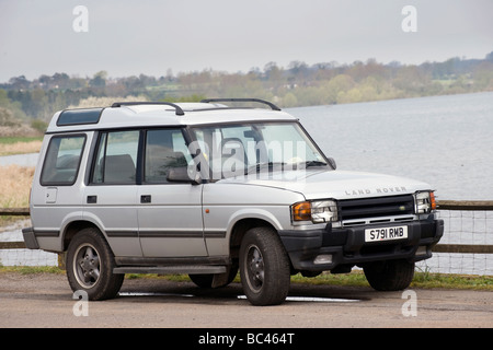 Argento Land Rover Discovery 2 4x4 auto parcheggiate a lato di un serbatoio nella campagna inglese Foto Stock