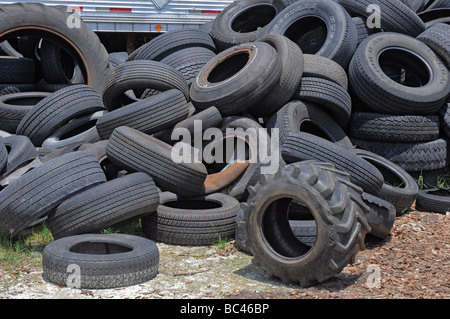 Un mucchio di usura dei pneumatici usati si siede nel retro di un negozio di riparazioni auto, Florida. Foto Stock