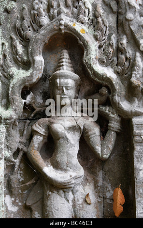 'Close up' di devata femmina figura scolpita nella pietra, 'Ta Prohm' rovine di templi, Angkor, Cambogia Foto Stock