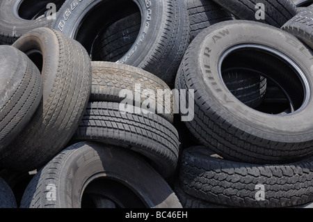 Un mucchio di usura dei pneumatici usati si siede nel retro di un negozio di riparazioni auto, Florida. Foto Stock