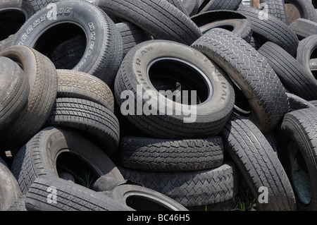 Un mucchio di usura dei pneumatici usati si siede nel retro di un negozio di riparazioni auto, Florida. Foto Stock