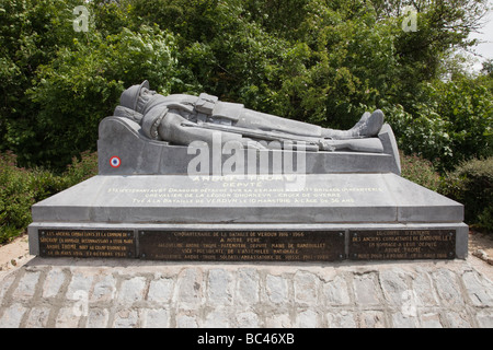 Douaumont Verdun Lorraine Francia Soldat du droit memorial a Andre Thome alla Nazionale Francese cimitero di guerra Foto Stock