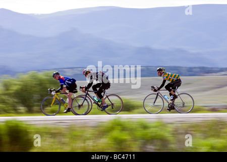 I ciclisti a cavallo tra Salida e Buena Vista in Colorado durante la corsa annuale Rockies tour in bicicletta Foto Stock