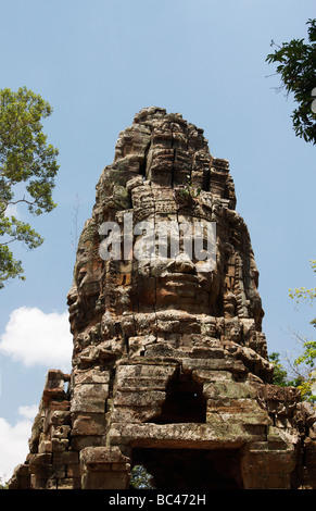 Pietra enorme facce di Buddha scolpita sopra la torre di ingresso al 'Ta Prohm' rovine di templi, Angkor, Cambogia Foto Stock