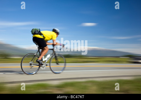 I ciclisti a cavallo tra Salida e Buena Vista in Colorado durante la corsa annuale Rockies tour in bicicletta Foto Stock