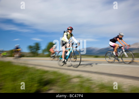 I ciclisti a cavallo tra Salida e Buena Vista in Colorado durante la corsa annuale Rockies tour in bicicletta Foto Stock