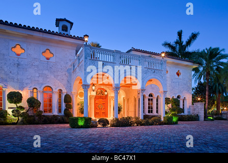 Night immagine di un portico chere in una lussuosa residenza in Boca Raton, Florida Foto Stock