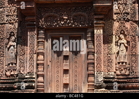 'Il Banteay Srei', 'cittadella delle donne", rovine di templi decorati con intricati intarsi in pietra arenaria, Angkor, Cambogia Foto Stock