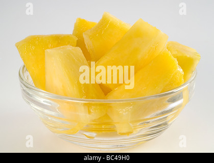 Pezzi di ananas in una ciotola di vetro Foto Stock