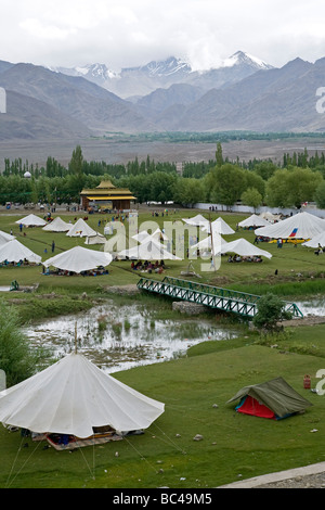 Tibetani celebra il Dalai Lama il compleanno. Tibetano Jivatsal fiera. Choglamsar. Vicino a Leh. Ladakh. India Foto Stock