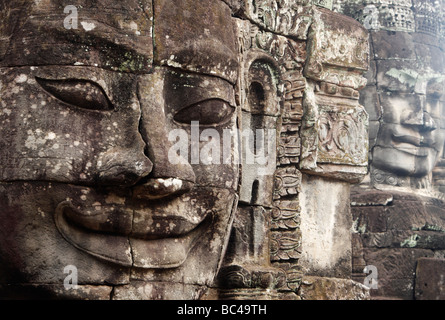 Tempio Bayon rovine, 'Close up' di grande faccia sorridente scolpite nella pietra, [Angkor Thom], Cambogia Foto Stock