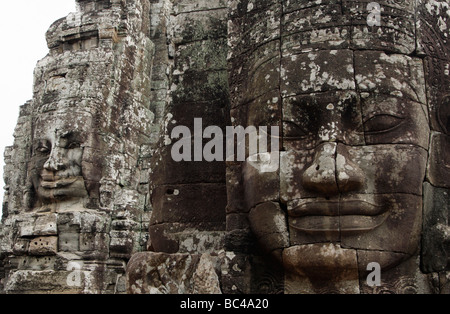 Due facce di pietra, tempio Bayon rovine, [Angkor Thom], Cambogia, [Southeast Asia] Foto Stock