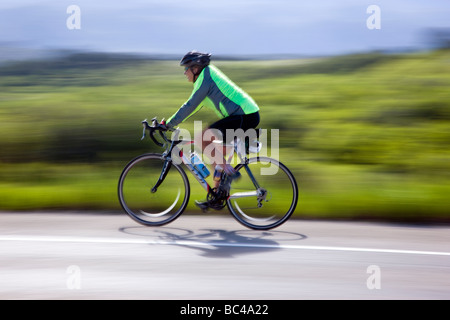 I ciclisti a cavallo tra Salida e Buena Vista in Colorado durante la corsa annuale Rockies tour in bicicletta Foto Stock