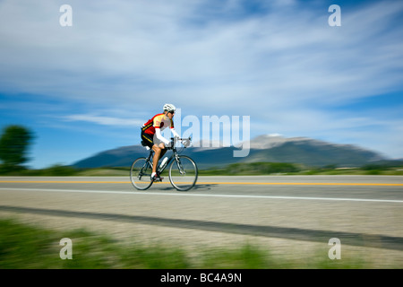 I ciclisti a cavallo tra Salida e Buena Vista in Colorado durante la corsa annuale Rockies tour in bicicletta Foto Stock