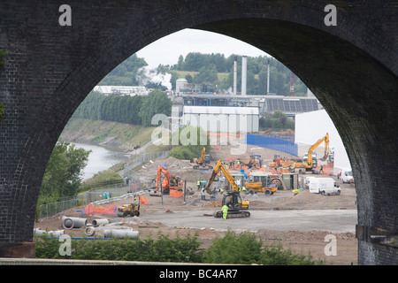 Vista da runcorn widnes attraverso il ponte di arco del ponte ferroviario al sito in costruzione cheshire england Regno unito Gb Foto Stock