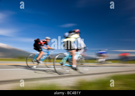 I ciclisti a cavallo tra Salida e Buena Vista in Colorado durante la corsa annuale Rockies tour in bicicletta Foto Stock