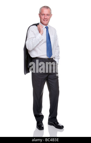 Un imprenditore maturo ritratto in piedi con la sua giacca sopra la sua spalla guardando la telecamera isolata su uno sfondo bianco Foto Stock