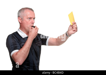 Il profilo laterale di un arbitro che mostra il cartellino giallo isolato su uno sfondo bianco Foto Stock