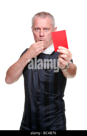 Arbitro di calcio che vi mostra il cartellino rosso isolato su uno sfondo bianco Foto Stock