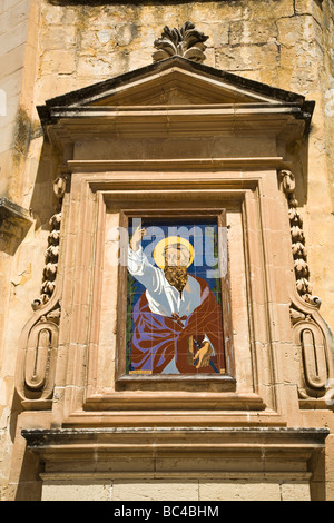 Piastrella religiose opere d'Arte di San Paolo su una parete di un edificio in Piazza San Paolo, Mdina, Malta UE. Foto Stock