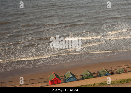 Spiaggia di capanne lungo il fronte spiaggia a Whitby Yorkshire Inghilterra nel sole di sera Foto Stock