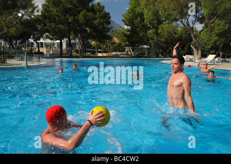 Competizione Sportiva, giochi divertenti tra i turisti. Royal Palm Resort. Kemer, Antalya, Turchia. Foto Stock