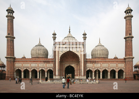 Il cortile e la facciata principale della Jama Masjid moschea a Nuova Delhi la più grande moschea in India Foto Stock