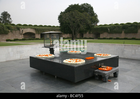 Raj Ghat la fiamma eterna memorial presso il sito di cremazione del Mahatma Mohandas Gandhi New Delhi Foto Stock